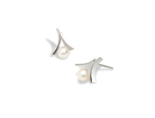 Load image into Gallery viewer, Pearl jewelry set in sterling silver by Joryel Vera - view 3
