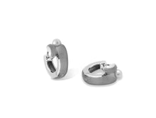 Load image into Gallery viewer, Pearl earrings in sterling silver by Joryel Vera, style E2903 - view 2