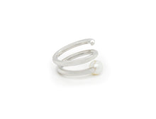 Load image into Gallery viewer, Cultured Pearl ring in sterling silver by Joryel Vera, style R3968 - view 3