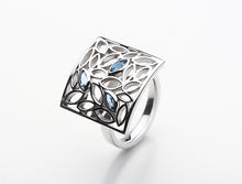 Load image into Gallery viewer, Blue Topaz and Peridot ring in sterling silver by Joryel Vera, style R4377 - view 2