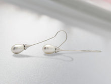 Load image into Gallery viewer, Pearl earrings in sterling silver by Joryel Vera, style E6839