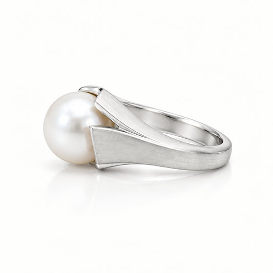 Pearl ring in sterling silver by Joryel Vera, style R6498