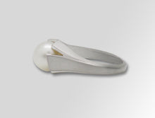 Load image into Gallery viewer, Pearl ring in sterling silver by Joryel Vera, style R6498