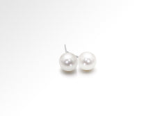 Load image into Gallery viewer, Pearl earrings in sterling silver by Joryel Vera, style E8461