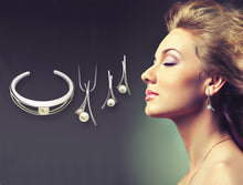 Load image into Gallery viewer, Pearl jewelry set in sterling silver by Joryel Vera - view 3